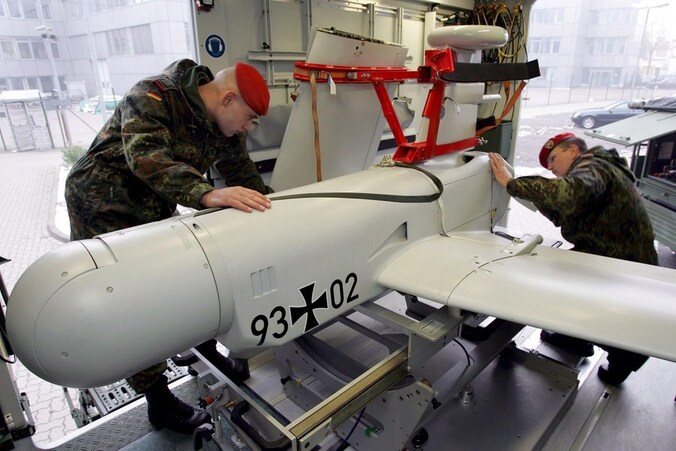 Soldaten checken een nieuwe drone in Bremen.