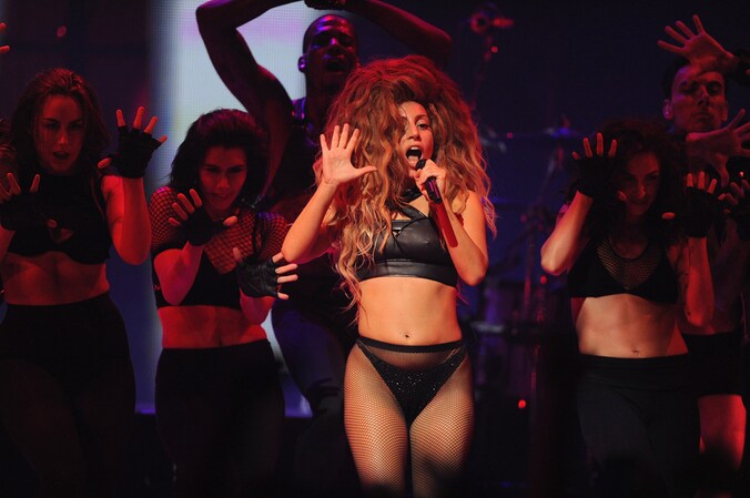 Lady Gaga bij een optreden in Londen.
