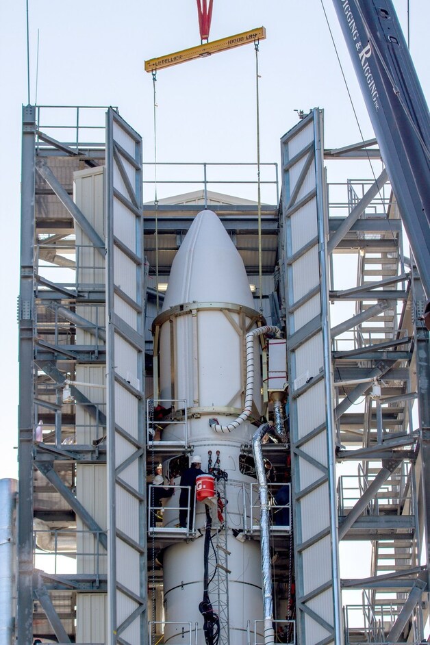 NASA-technici eind augustus aan het werk in de lanceerinrichting op Wallops Island.