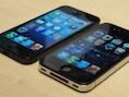 De iPhones type 4 (r.) en 5 naast elkaar.