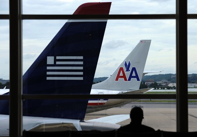Een vliegtuig van US Airways en een van American AIrlines.