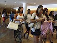 Miss World-finalistes na een repetitie in het International Convention Center in Bali.