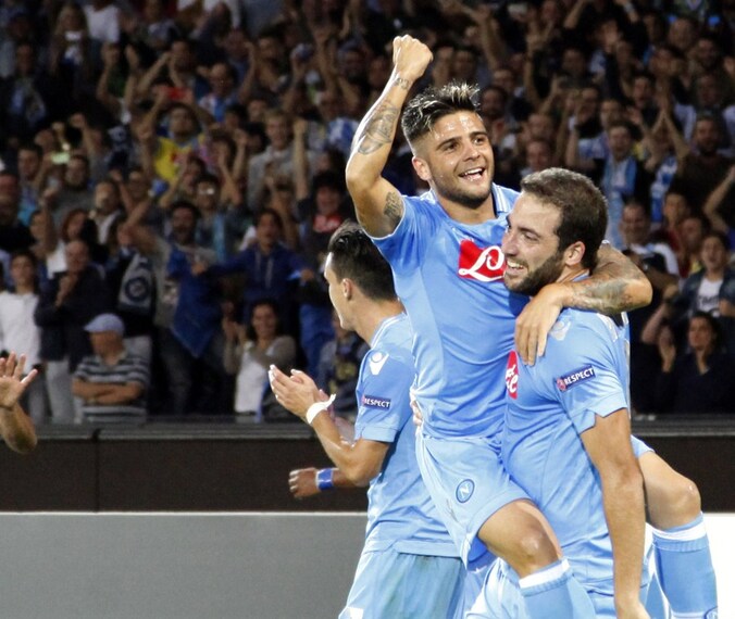 Higuaín (rechts) wordt gefeliciteerd voor zijn opener door Insigne.