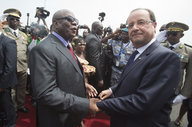 Presidenten onder elkaar: Ibrahim Boubacar Keita en François Hollande.