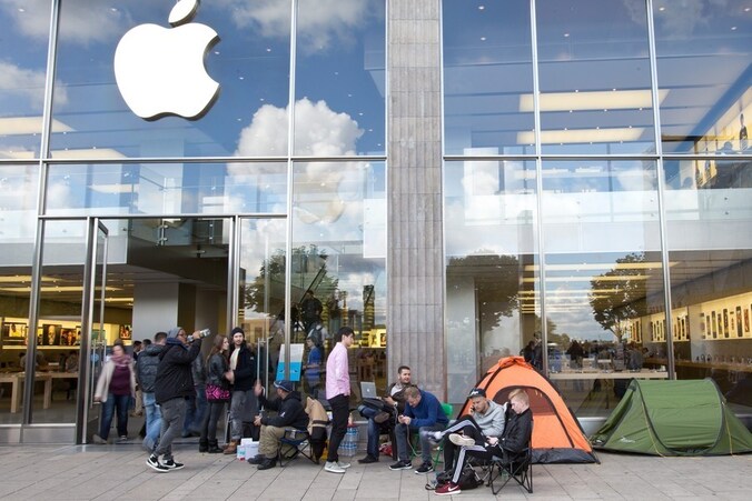 Apple-fans wachten voor een Apple Store in Hamburg op de verkoop van de nieuwe iPhone.