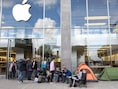 Apple-fans wachten voor een Apple Store in Hamburg op de verkoop van de nieuwe iPhone.