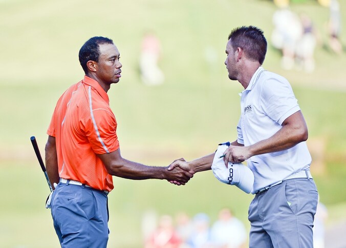 Tiger Woods drukt de hand van leider Henrik Stenson