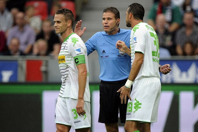 Daems (L) moest toekijken vanuit de tribune.