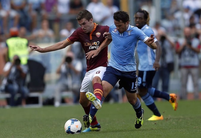 Kevin Strootman (links) in actie tegen Lazio's Alvaro Gonzalez.