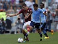 Kevin Strootman (links) in actie tegen Lazio's Alvaro Gonzalez.