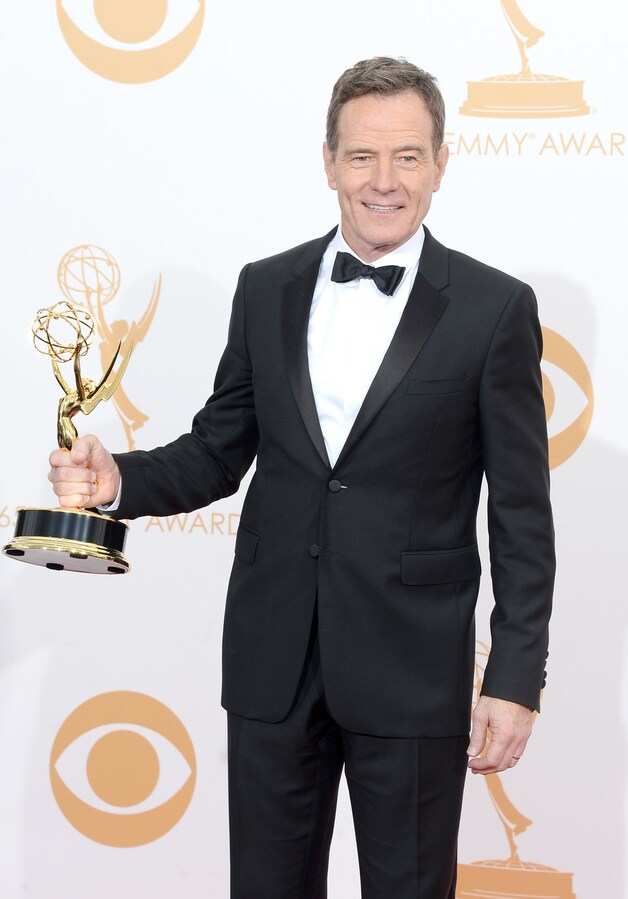 Bryan Cranston met de Emmy voor 'Breaking Bad'.