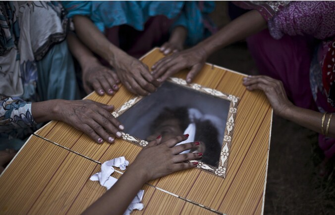 Vrouwen rouwen bij de doodskist van een slachtoffer van de aanslag op een kerk in Peshawar.