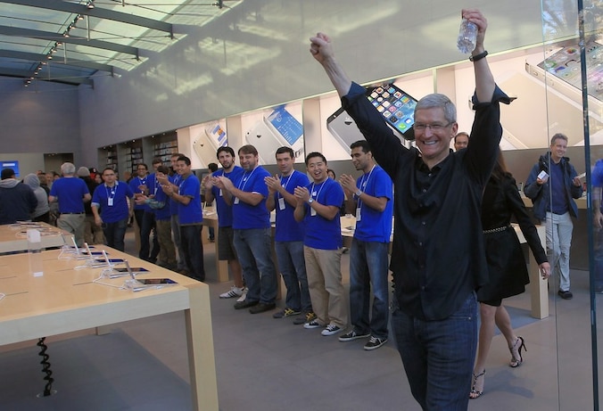 Apple-CEO Tim Cook viert de release van de iPhone 5s en 5c in de Apple Store van Palo Alto.