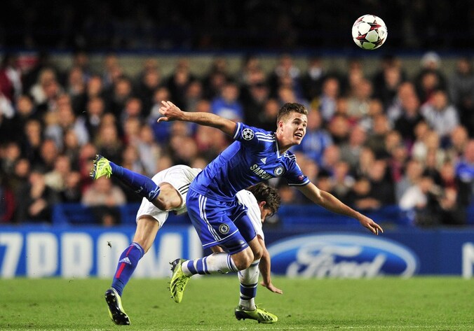 Marco van Ginkel aan de slag tegen Basel in de Champions League.