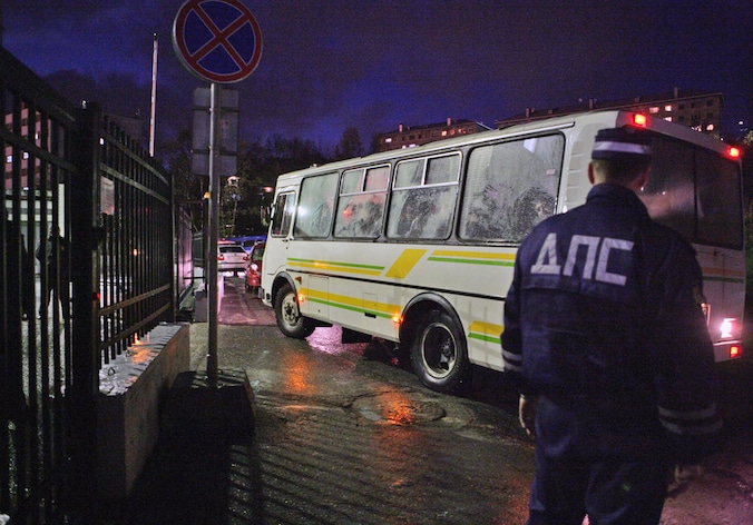 De activisten werden met busjes weggevoerd.