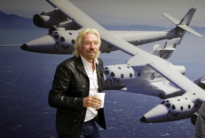Richard Branson in zijn hangar in de Mojave woestijn.