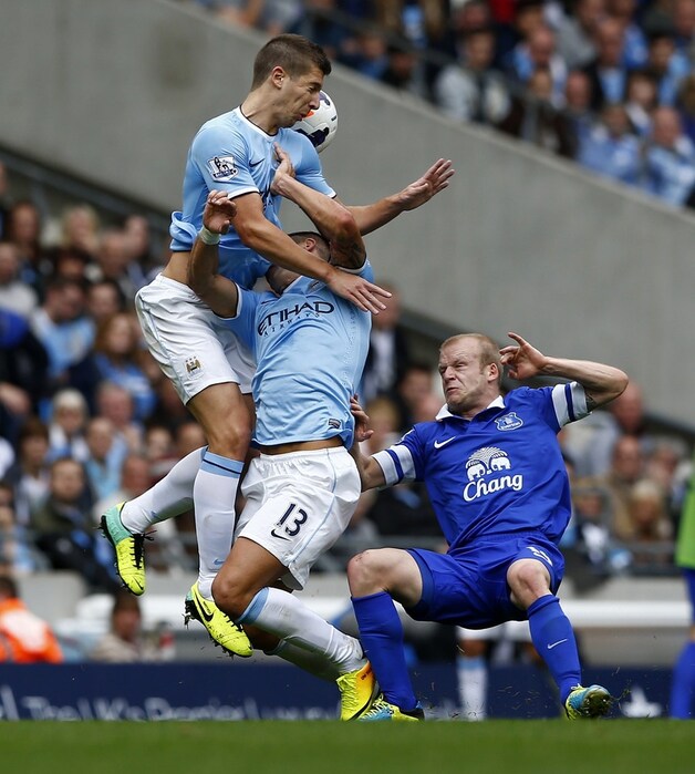 De fameuze botsing tussen Kolarov en Nastasic, na het lepe duwtje van Naysmith.