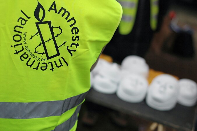 Volgens Amnesty International stierven dagelijks mensen door verhongering, verstikking of andere verwondingen.