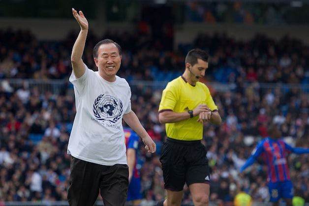 VN-secretaris Ban Ki Moon gaf de aftrap in het Bernabeu.