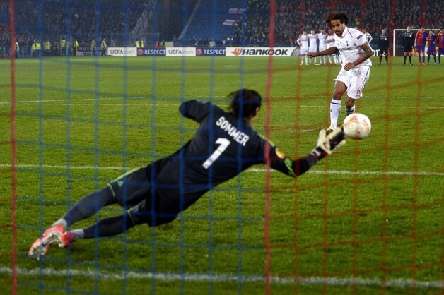 Basel-doeman Yann Sommer stopt de penalty van Tom Huddlestone