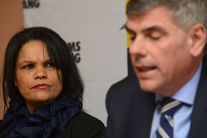 Oxana Rodriguez, hier op een persconferentie naast VB-kopstuk Filip Dewinter.