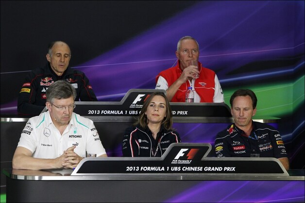 Claire Williams staat haar 'mannetje' tussen Ross Brawn en Christian Horner.