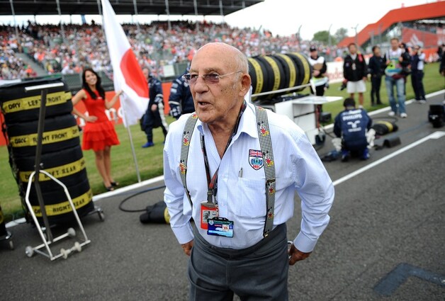 Sir Stirling Moss op de Startgrid van de Britse Grand Prix.
