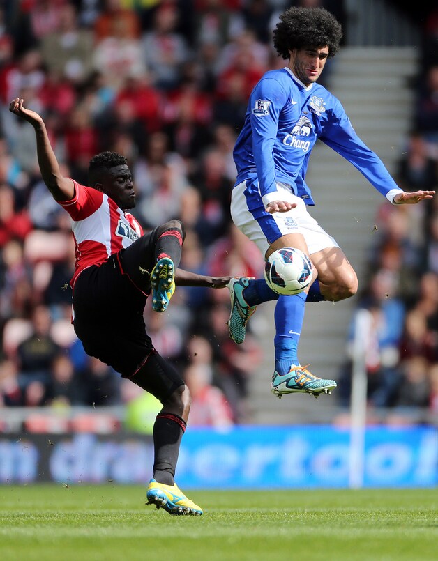 Fellaini in een spectaculair duel met N'Diaye.
