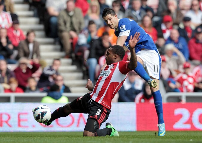 Danny Rose blokt een poging van Mirallas af.