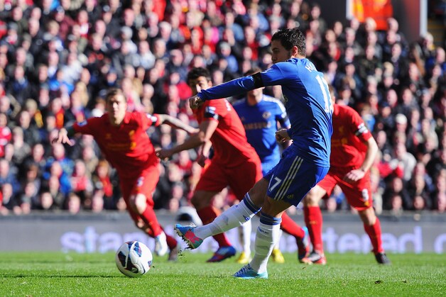Hazard zette Chelsea met een strafschop op 1-2.