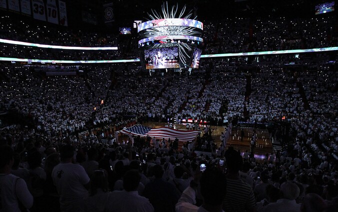 Julia Dale zingt het Amerikanase volkslied in de AmericanAirlines Arena in Miami, voor Heat-Bucks.