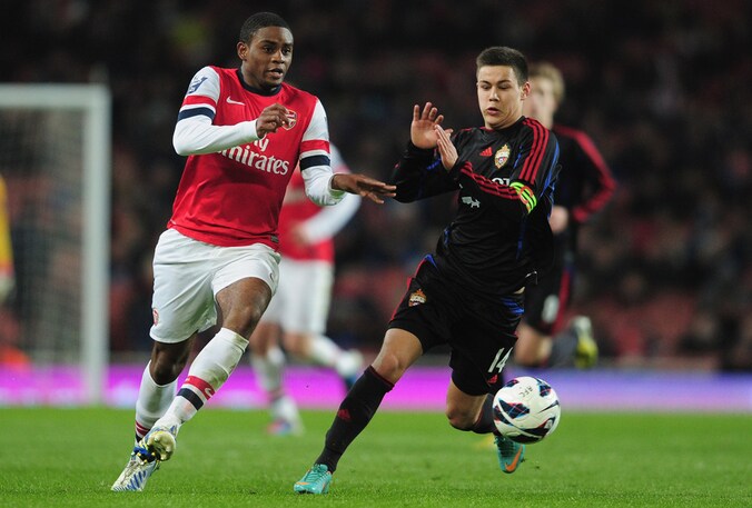 Kyle Ebecilio (l) in actie voor Arsenal -19 tegen Yury Bavin van CSKA Moskou in de NextGen Series.