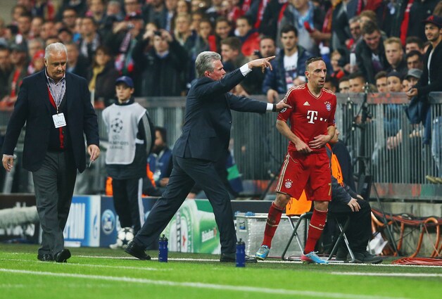 Jupp Heynckes wijst Franck Ribéry de weg.