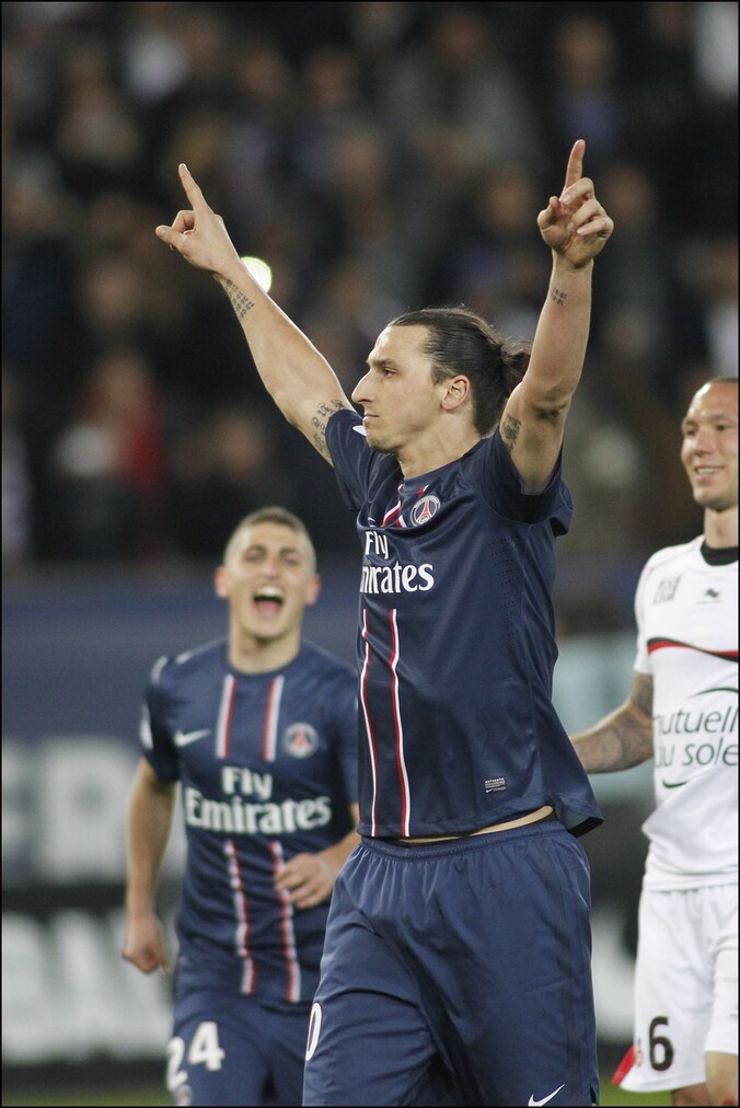 Ibrahimovic viert één van zijn vele doelpunten