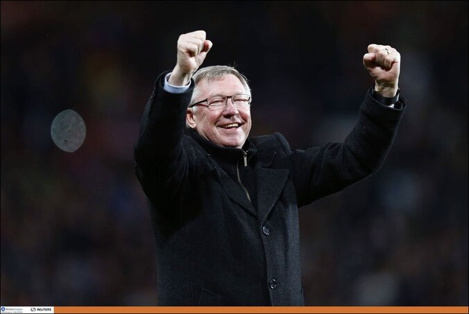 Sir Alex Ferguson is zo te zien erg blij met het zakgeld dat hij krijgt van Manchester United