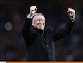 Sir Alex Ferguson is zo te zien erg blij met het zakgeld dat hij krijgt van Manchester United