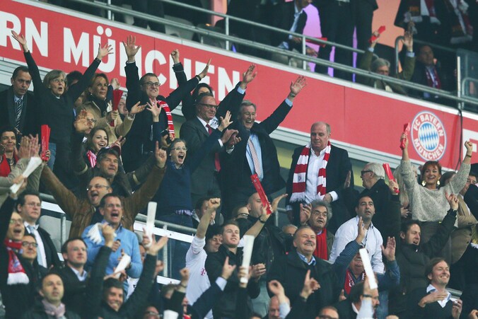 Rummenigge klapt op het ereterras in zijn handen.