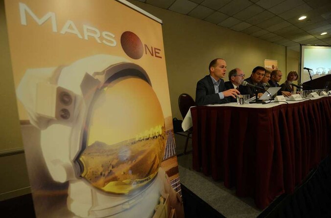De Mars One-top (met links Bas Lansdorp) tijdens een persconferentie voor de online-applicaties.