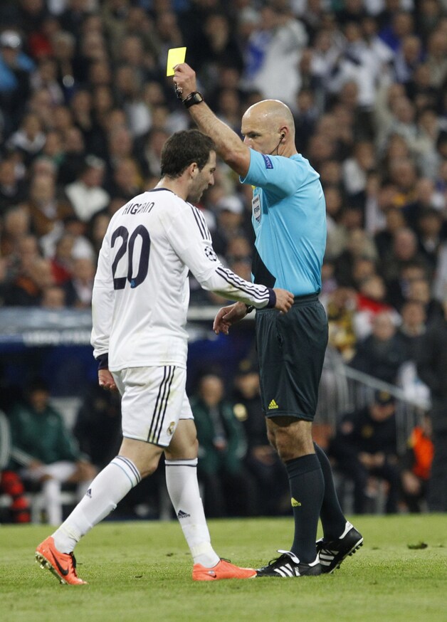 Webb trekt geel voor Higuain.