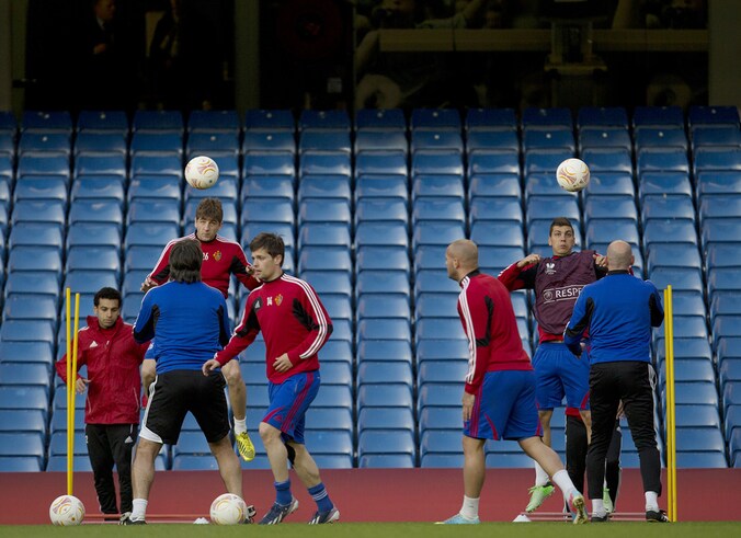 Spelers van Basel woensdag tijdens de training op Stamford Bridge.