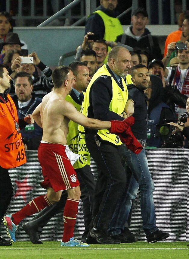 Franck Ribéry overhandigt zijn shirt