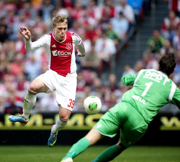 Viktor Fischer tikt de 3-0 binnen.