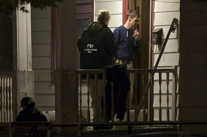 FBI-agenten onderzoeken het gruwelhuis.