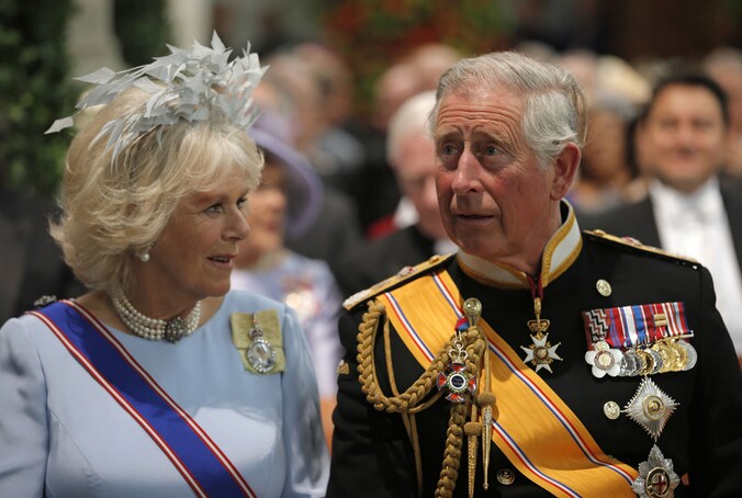 Prins Charles en zijn echtgenote Camila bij de inhuldiging van Willem-Alexander.