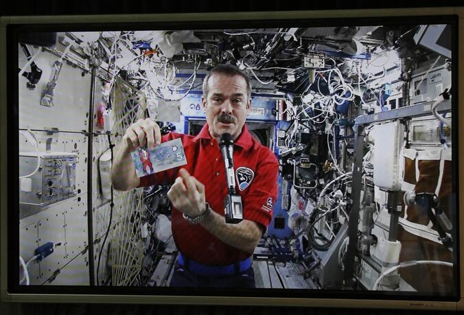 ISS-commandant Chris Hadfield. Hij mocht vorige week het nieuwe Canadese briefje van 5 dollar presenteren.