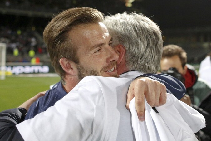 Becks valt in de armen van trainer Ancelotti.