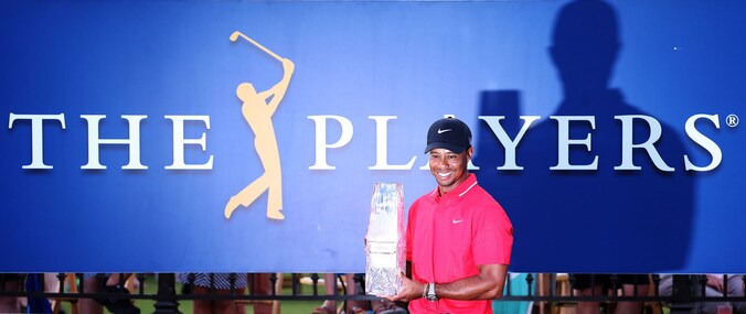 Tiger Woods zondag met zijn trofee na het winnen van The Players Championship.