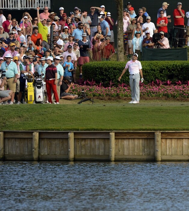 Sergio Garcia ziet een bal in het water belanden.