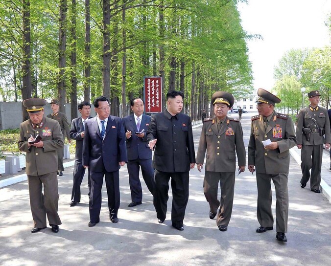 De Noord-Koreaanse leider Kim Jong-un met enkele hooggeplaatste militairen.