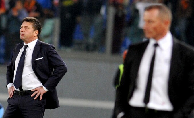 Walter Mazzrri (links) tijdens de wedstrijd van Napoli tegen AS Roma. Rechts Roma-collega Andreazzoli.